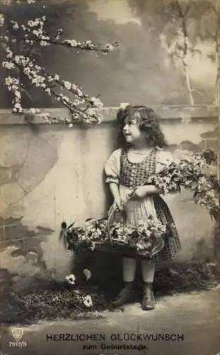 Ak Glückwunsch Geburtstag, Mädchen mit Blumenkorb, Mauer