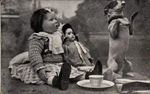 Ak Mädchen mit Puppe, Hund macht Männchen