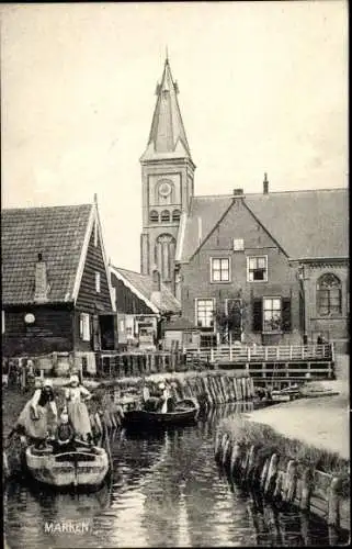 Ak Marken Nordholland Niederlande, Historisches Gebäude mit Kirche, Boote auf dem Kanal, ländl...