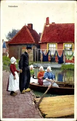 Ak Volendam Nordholland Niederlande, Personen in Tracht, Fischerboot, traditionelle Häuser, Kl...