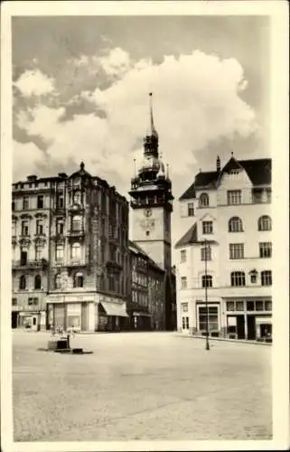 Ak Brno Brünn Südmähren, Stadtplatz mit Altstadtgebäude, Uhrturm, Wolken
