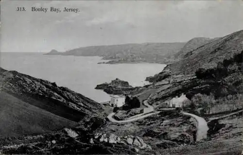 Ak Bouley Bay Kanalinsel Jersey, Schwarz-weiß Ansicht, Küstenlandschaft, Hügel, Gebäude, Straße