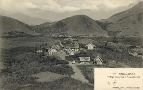 Ak Madagaskar Madagascar, Indigenes Dorf, hügelige Landschaft, traditionelle Hütten