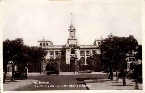 Ak Dakar Senegal, Le Palais du Gouvernement Général, historische Gebäude, grüne Bäume, Straße