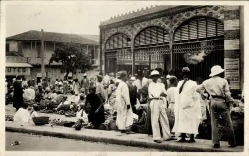 Ak Dakar Senegal, Marktszene in Dakar, Menschenmengen, Gebäude, historische Atmosphäre, Marktf...