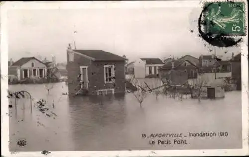 Ak Alfortville Val de Marne, Inondation 1910, überschwemmte Häuser, Le Petit Pont, 