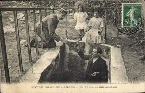 Ak Notre Dame des Anges Seine Saint Denis, Brunnen, Männer, Frauen in Kleidern, Kinder, Natur, 