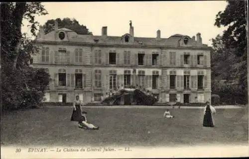 Ak Epinay sur Seine Seine Saint Denis, Schloss, Garten, Frauen in n Kleidern, Herrenhaus