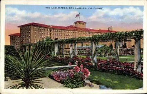 Ak Los Angeles Kalifornien USA, Hotel Ambassador, amerikanische Flagge, Blumenbeet, Palmen