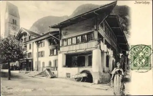 Ak Interlaken Kanton Bern Schweiz, Ortspartie, Frau in Schweizer Tracht