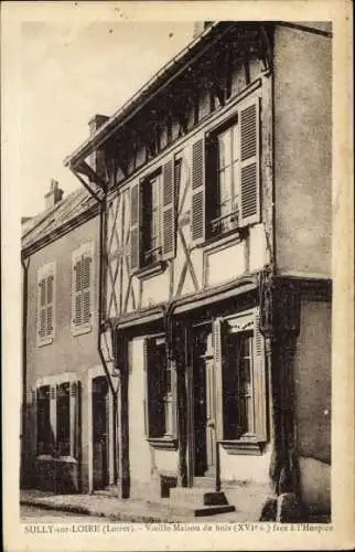 Ak Sully sur Loire Loiret, Vieille Maison de bois (XVIe s.) face a l'Hospice