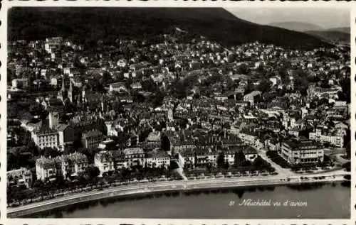 Ak Neuchâtel Neuenburg Stadt, Luftaufnahme von  Stadtansicht, Berge im Hintergrund