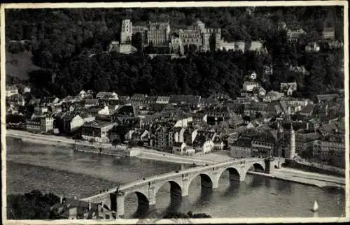 Ak Heidelberg am Neckar, Luftansicht von  alte Steinbrücke, Häuserzeile, Wald im Hintergrund