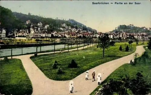 Ak Saarbrücken im Saarland, Frachtige Landschaft, Saar, Parks, Spaziergänger, Häuschen am Fluss