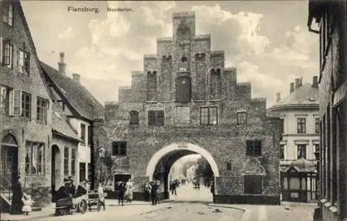 Ak Flensburg in Schleswig Holstein, Nordertor,  Architektur, Straßenansicht, Menschen, Wagen