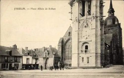Ak Josselin Morbihan, Platz Allain de Rohan, r Gebäudekomplex, Menschenansammlung