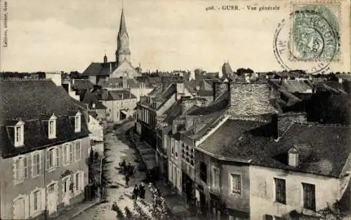 Ak Guer Morbihan, Stadtansicht mit Kirche, Häuser, Straße, Landschaft