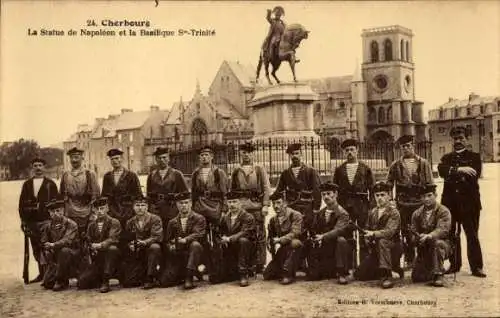Ak Cherbourg en Cotentin Manche, Statue von Napoleon, Basilique St-Trinité, Gruppe von Mitglieder