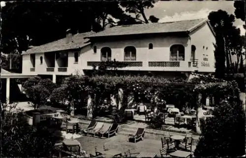 Ak Antibes Alpes Maritimes , Auberge La Gardiole, Garten mit Liegen, Terrasse und Bäume