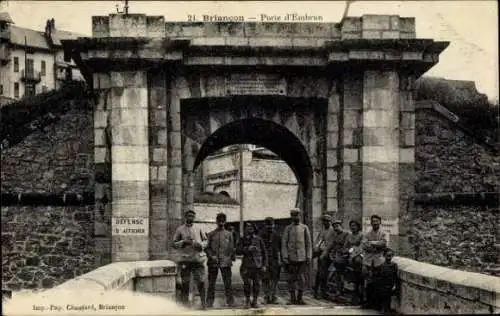 Ak Briançon Briancon Hautes-Alpes, Porte d'Embrun, Gruppe von Soldaten,  Architektur, französisch