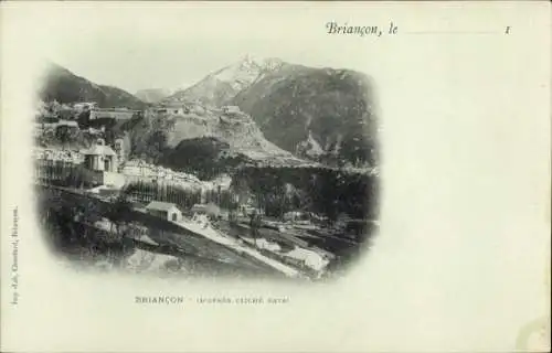 Ak Briançon Briancon Hautes-Alpes, Schwarz-Weiß-Bild von  Berge im Hintergrund, Gebäuden im Vorde
