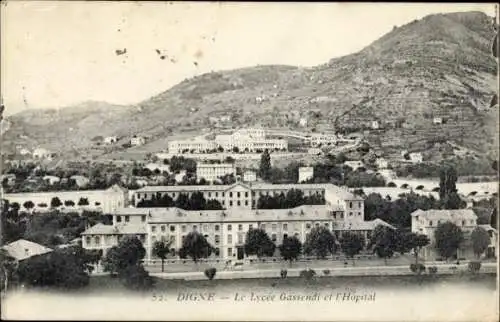 Ak Digne les Bains Alpes de Haute Provence, Le Lycée Gassendi, das Hospital, Berglandschaft,  