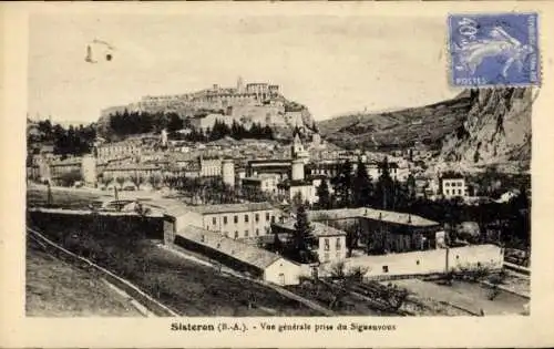Ak Sisteron Alpes de Haute Provence, Schöne Landschaft, Stadtansicht, Burg auf dem Hügel