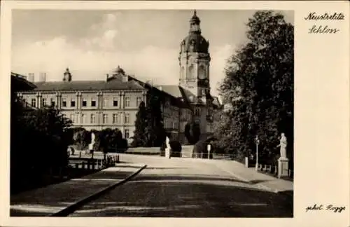 Ak Strelitz Alt Neustrelitz in Mecklenburg, Schloss, monumentale Architektur, s Gebäude, Natur, S