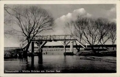 Ak Neustrelitz in Mecklenburg, Weiße Brücke, Zierker See, Wasserlandschaft, Bäume, wolkiger Himme