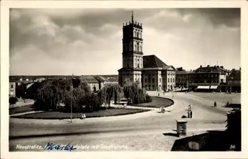 Ak Neustrelitz in Mecklenburg, Marktplatz, Stadtkirche,  Architektur, schwarz-weiß, Stadtansicht