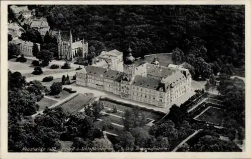 Ak Strelitz Alt Neustrelitz in Mecklenburg, Luftaufnahme vom Schloss Neustrelitz und der Schlossk