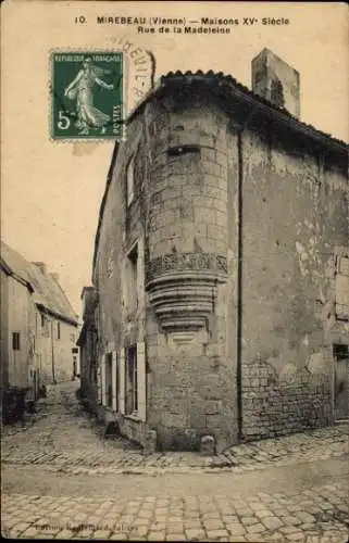 Ak Mirebeau Vienne, Eckgebäude, gotische Fenster, Kopfsteinpflasterstraße, französische , 15. Jh.