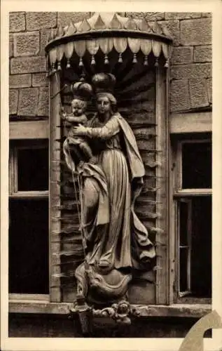 Ak Würzburg am Main Unterfranken, Skulptur einer Dame mit Kind, r Gebäudeschmuck, detailreich