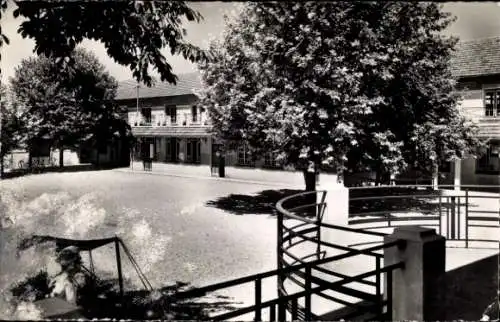 Ak Ormoy Yonne, Schulgebäude, Innenhof, Bäume, Schaukel, Schwarz-Weiß-Foto