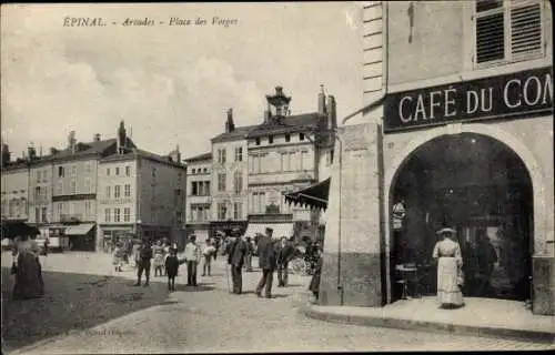 Ak Épinal Lothringen Vosges, Platz mit Arkaden, Café du Commerce, Menschen auf der Straße