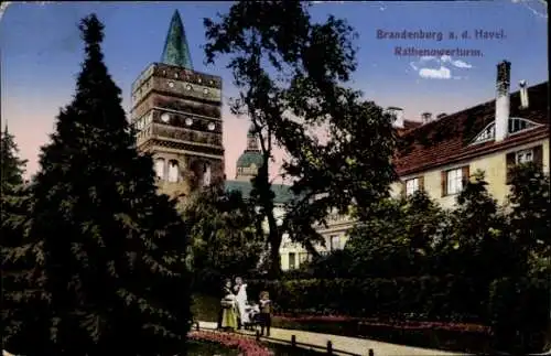 Ak Brandenburg an der Havel, Rathenowerturm, Park, Familie, Bäume, s Gebäude