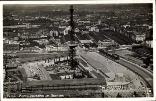 Ak Berlin Charlottenburg Westend, Funkturm, Vogelperspektive auf  Ausstellungshallen