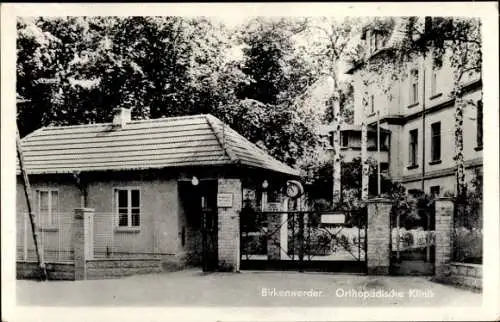 Ak Birkenwerder an der Nordbahn, Eingang zur Orthopädischen Klinik, Gebäude mit Zaun, Bäume im Hi
