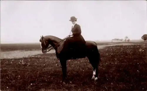 Foto Ak Kronprinzessin Cecilie von Preußen, Porträt zu Pferde
