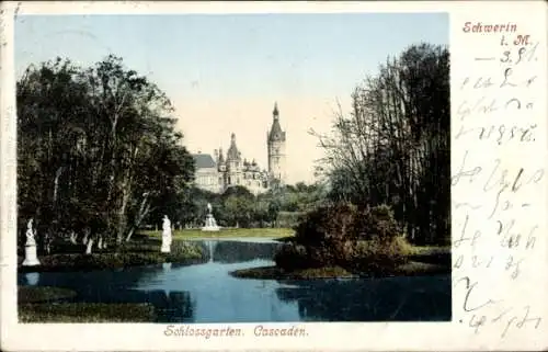 Ak Schwerin in Mecklenburg, Schlossgarten, Cascaden,  Wasserlauf, Bäume, Schloss