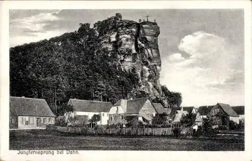 Ak Dahn in der Pfalz, Jungfernsprung, Felsen, Häuser, Wald, klare Sicht, Himmel