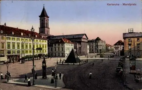 Ak Karlsruhe in Baden, Karlsruhe Marktplatz,  Gebäude, Uhrturm, Straßenbahn, Menschen