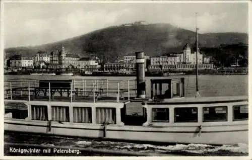 Ak Königswinter am Rhein, Blick auf  Petersberg, Boot im Vordergrund, Schwarz-Weiß-Ansicht
