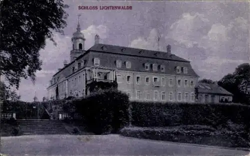 Ak Lichtenwalde Niederwiesa Sachsen, Schloss  großes Gebäude, umgeben von Bäumen und Sträuchern
