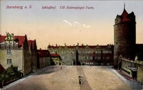 Ak Bernburg an der Saale, Schloßhof, Till Eulenspiegel-Turm,  Architektur, Menschen auf Platz