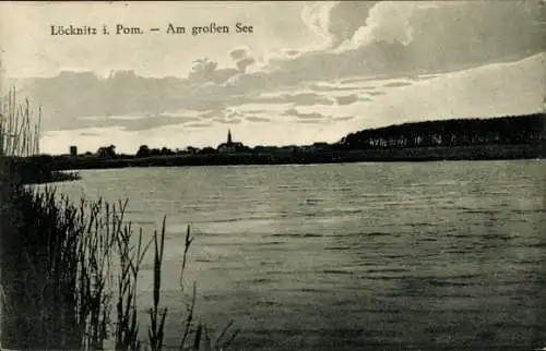 Ak Löcknitz in Vorpommern, Blick auf See, bewölkter Himmel, ländliche Idylle, Kirche sichtbar