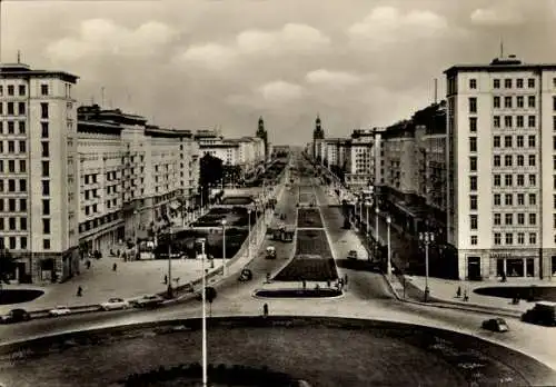 Ak Berlin Friedrichshain, Schöner Blick auf die Berlin-Stalinallee, große Gebäude, Menschen, Fahr