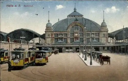 Ak Halle an der Saale, Bahnhof,  Straßenbahnen, antike Architektur, Spaziergänger
