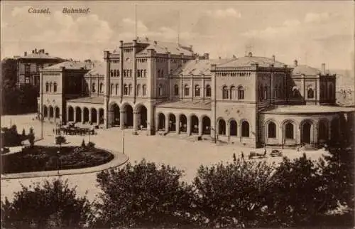 Ak Cassel Kassel in Hessen, Bahnhof,  Architektur, Stadtlandschaft, Menschen