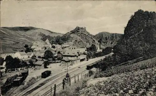 Ak Altenahr im Ahrtal, Vorgelagerte Weinhänge, kleine Stadt, Burgruine Are, Eisenbahnlinie